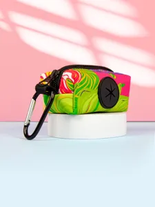 Tragbarer Hundekotbeutelspender mit buntem Blumenmuster, Reißverschluss und Karabiner.