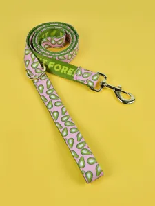 Detailansicht einer niedlichen rosa-grünen Avocado-Druck Haustier-Hundeleine mit goldener Hardware.