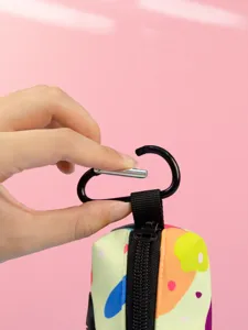 Tragbarer Haustier Kotbeutel Spender mit Karabiner, bunter Druck Detail für Gassigehen.