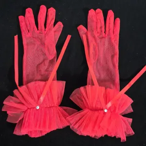 Rote transparente Mesh-Rüschenhandschuhe Detail, elegante Abendparty Foto Zubehör Nahaufnahme.