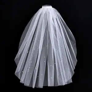 Joli voile de mariée blanc double couche avec perles et peigne, accessoire court.