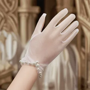 Delicaat transparant wit mesh handschoen detail met elegante parels bij de pols van dichtbij.