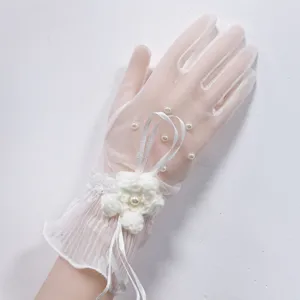 Guanti da sposa in pizzo a rete bianca con perle per feste, accessori corti ed eleganti.