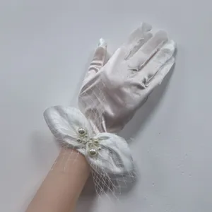 Guanti corti da sposa in raso bianco con fiocco in tulle delicato e perle per matrimoni.