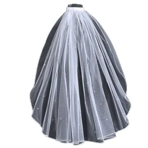 Voile de mariée court avec perles et strass, voile de mariage double couche avec peigne chic.