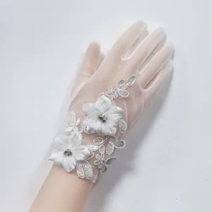 Guanti da sposa in tulle bianco con dettagli di fiori e perle per foto di festa di matrimonio