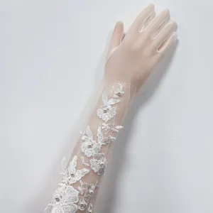 Eleganti guanti lunghi bianchi da sposa in tulle con ricamo floreale e perle per nozze.