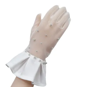 Guanti da sposa bianchi in tulle con perle e polsini con volant per feste di nozze.