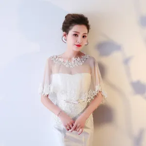 Cape de mariage en dentelle blanche elegant accessoire de nuptiale brodee de fleurs.