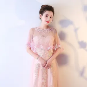 Élégante robe de soirée rose en dentelle avec cape transparente pour mariages et cérémonies.
