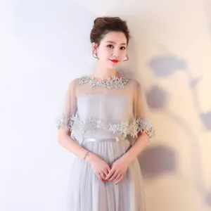 Robe de soirée de mariée grise avec châle cape en dentelle délicate, vêtement de mariage élégant.