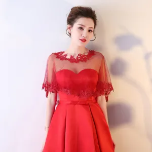 Chale de mariage rouge élégant avec cape transparente en dentelle délicate pour soirées formelles.