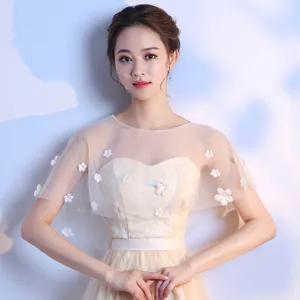 Vista dettagliata della mantellina da sposa in pizzo floreale, elegante scialle leggero.