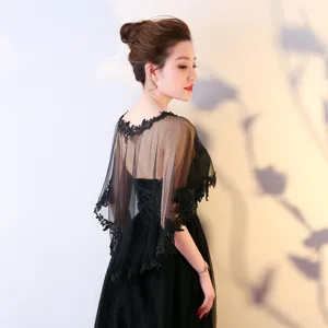 Cape de mariée en dentelle noire vue détaillée, superposition tulle élégante, accessoire de soir.
