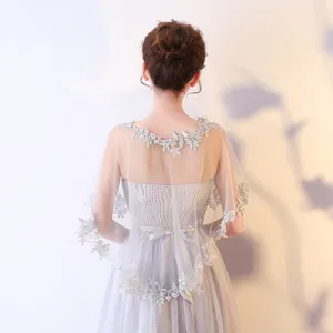 Vue détaillée du châle cape de mariée en dentelle transparente, beau dos avec nœud ruban.