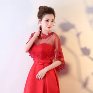 Élégante robe de mariée rouge avec cape en dentelle, châle en tulle transparent pour fête.