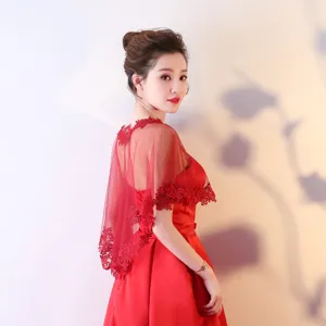 Détail de cape de mariée en dentelle rouge, châle pull en résille pour robe de soirée.