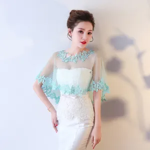 Capelet de mariée d'été en dentelle, élégant châle en filet floral bleu clair raffiné.