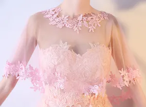 Gros plan détaillé du châle transparent en dentelle rose avec de délicates broderies.