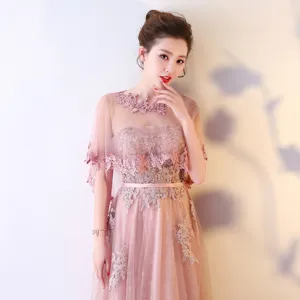 Élégante robe de soirée en dentelle rose avec châle cape transparent, tenue de mariée.