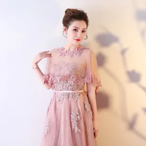 Detail de cape de robe de soiree de mariee en dentelle rose elegante, style chle transparent.