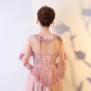 Élégant châle de mariée en dentelle rose avec broderie florale délicate et ruban charmant.