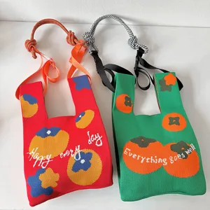 Borsa a tracolla lavorata a maglia colorata con grazioso motivo cachi e tracolla regolabile.