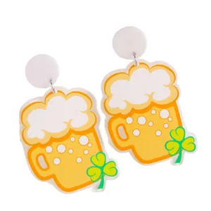 Pendientes colgantes de acrílico con taza de cerveza y trébol de San Patricio moda