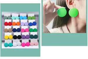 Pendientes de tuerca redondos de acrílico mate de colores vista de detalle tonos vivos.
