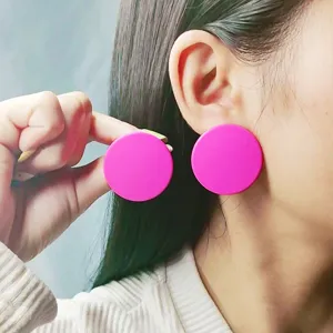 Pendientes minimalistas de acrílico rosa redondo vista principal modelo de moda joyeria