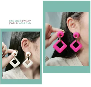 Pendientes colgantes geométricos de acrílico elegantes con formas redondas y de rombo en blanco.