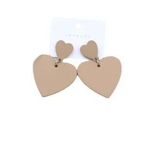 Chics boucles d'oreilles cœurs doubles en acrylique kaki pour femmes, style minimaliste.
