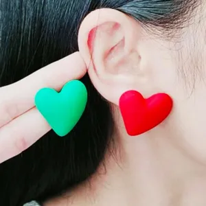 Chic orecchini a lobo a cuore in resina da donna, dolci gioielli asimmetrici rossi e verdi.
