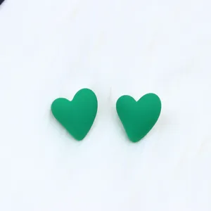 Orecchini a lobo cuore verde, gioielli in acrilico minimalista per donne e ragazze.