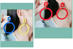 Vue détaillée de boucles d'oreilles créoles en acrylique coloré, style tendance.