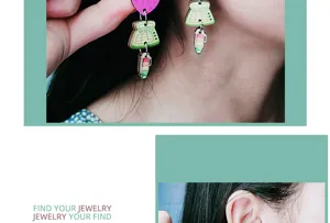 Vue détaillée de ces boucles d'oreilles en bois avec un motif calculatrice et crayon.