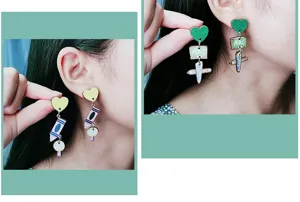 Boucles d'oreilles pendantes uniques en bois sur le thème de l'école avec des crayons.