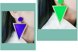 Retro geometrische Acryl Ohrringe Detail, stylisches Dreieck und Kreis Design in bunten Farben.