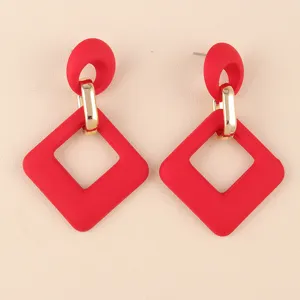 Pendientes colgantes geometricos de acrilico rojo chic con eslabones metalicos dorados