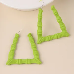 Modische grüne bambusförmige dreieckige acryl ohrstecker für damen minimalistischer schmuck