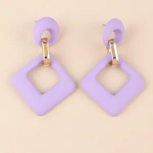 Pendientes colgantes geométricos de acrílico morado con eslabones dorados, diseño vintage elegante.