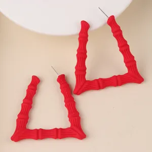 Lebendige rote Dreiecks-Bambus-Ohrringe, trendige minimalistische Acryl-Ohrringe.