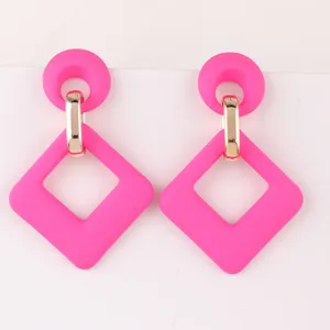 Pendientes geométricos de acrílico rosa brillante con colgante de rombo hueco para mujeres.