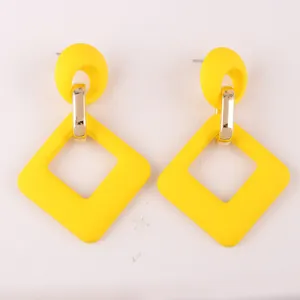 Pendientes geométricos de acrílico amarillo con eslabones plateados, diseño de rombo hueco.