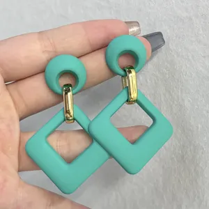 Pendientes de acrílico geométrico turquesa elegante con eslabones dorados y retro.