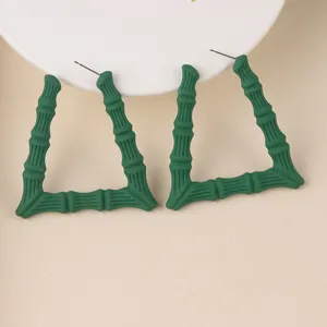 Grüne Bambus Knoten geometrische Acryl Ohrringe Detailansicht, minimalistischer Schmuck.