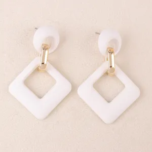 Pendientes geométricos de acrílico blanco chic con detalles dorados, joyería de moda retro elegante