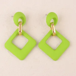 Pendientes geometricos de acrilico verde neon con eslabones metalicos dorados para mujer