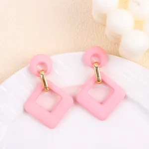 Pendientes geométricos de acrílico rosa detalle, diseño hueco elegante oro.