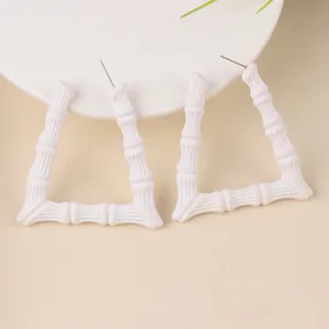 Weiß Acryl Bambus Form Dreieck Creolen Ohrringe für Damen Mode Schmuck Accessoires.